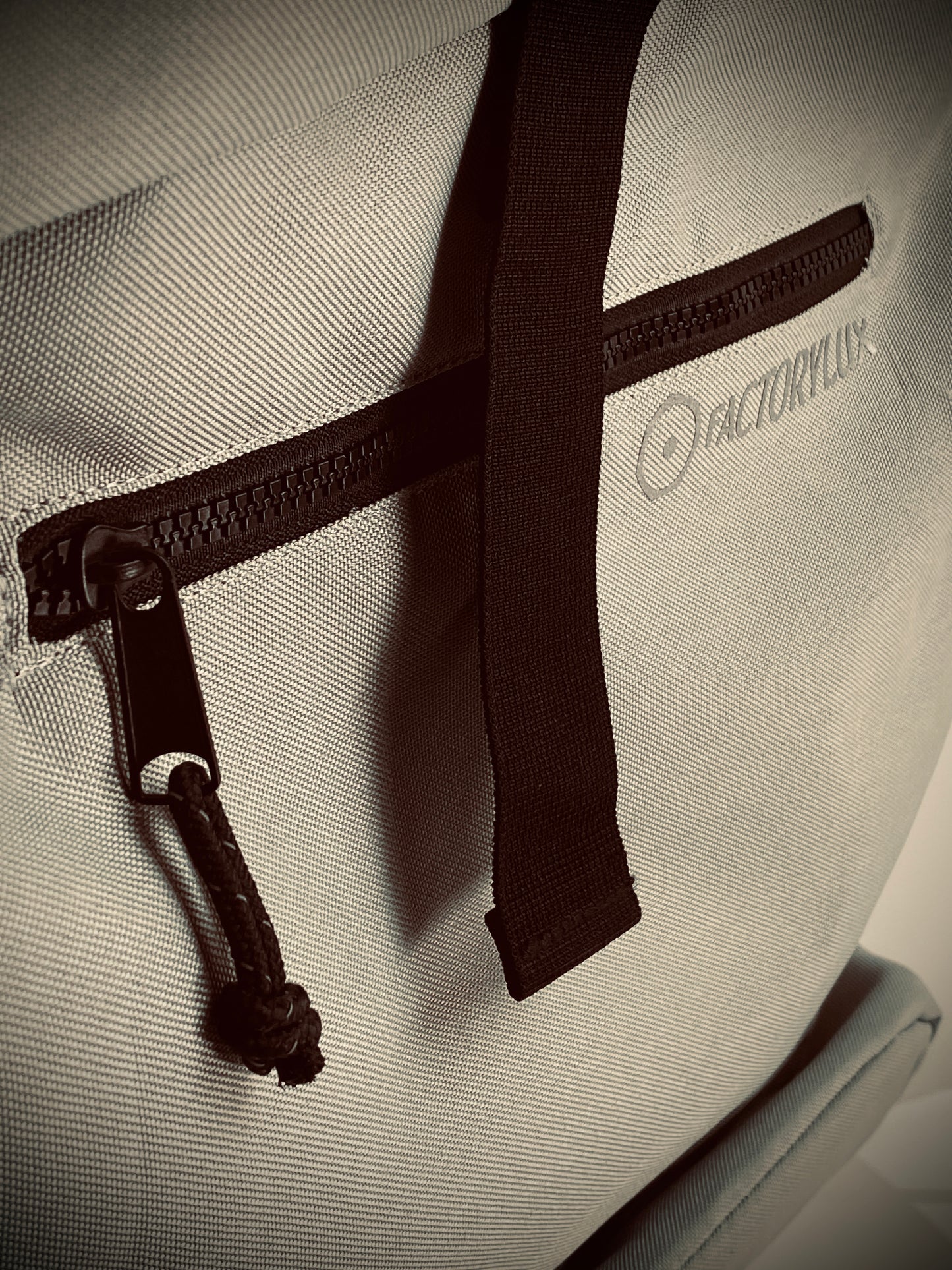 Zip detail of Factorylux 20 litre, roll top, grey recycled polyester bag.