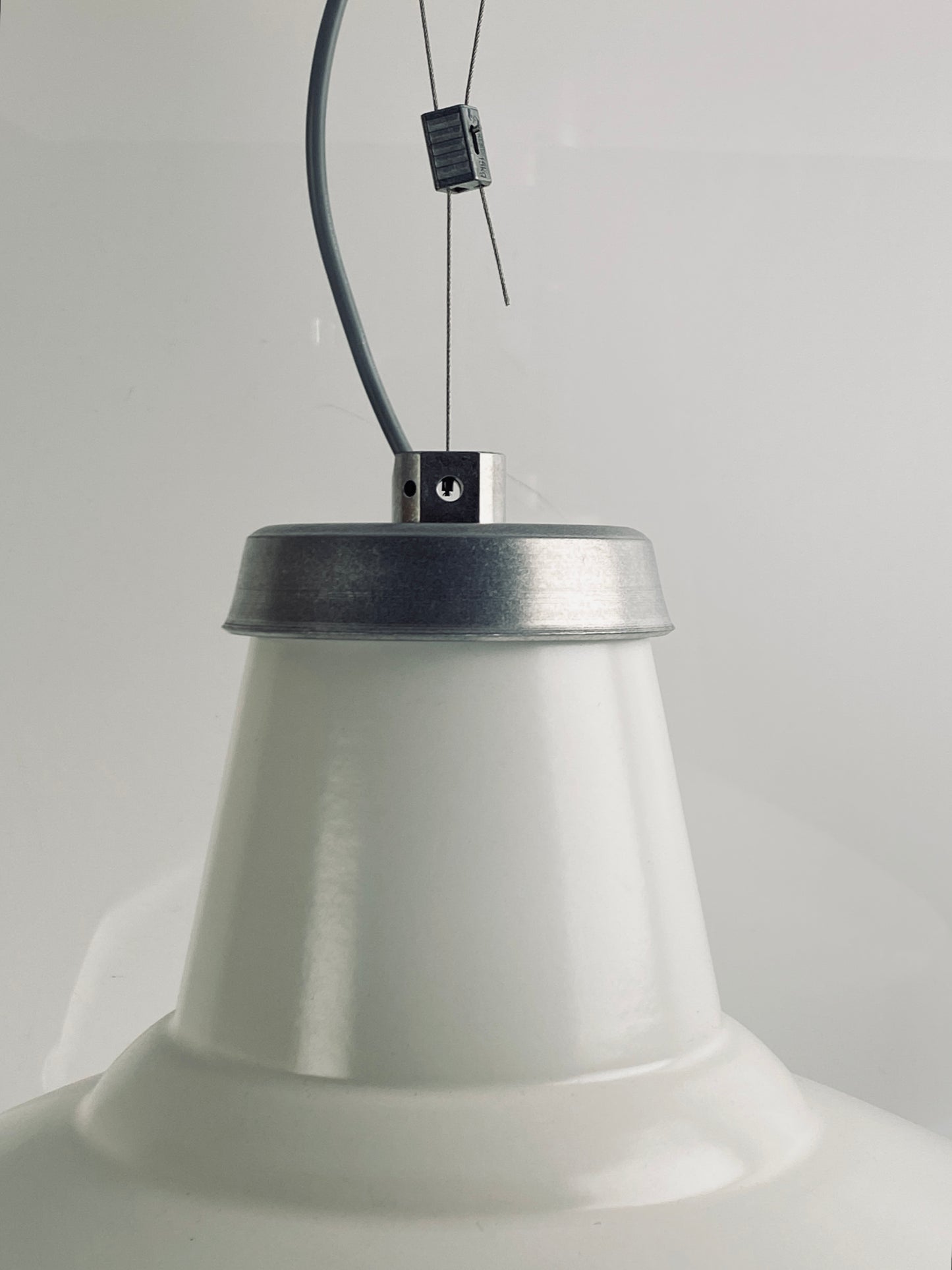 Reflekter™ XL | White | Small Monopoint | Worn